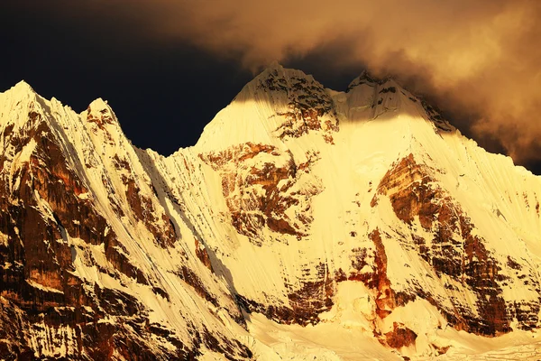 Horská krajina v cordiliera huayhuash, peru, Jižní Amerika — Stock fotografie