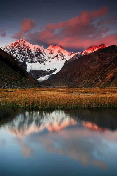 Mountain landscape in Cordiliera Huayhuash, Peru, South America — Stock Photo, Image