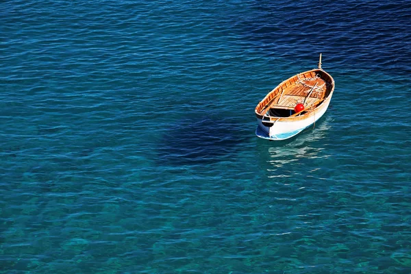 Barco de pesca solitario — Foto de Stock