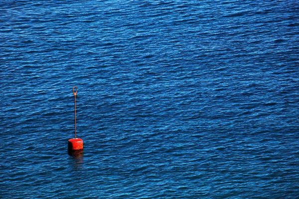 Ensam bouy på havet — Stockfoto