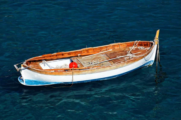 Лодка в Средиземном море, Чинкве-Терре, Италия, Европа — стоковое фото