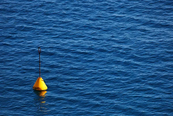 海の上の孤独な bouy — ストック写真
