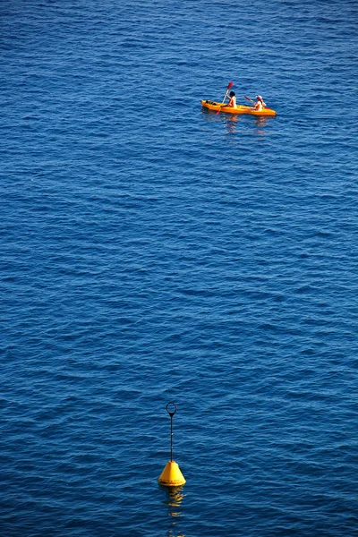 Einsames Boot auf dem Ozean — Stockfoto