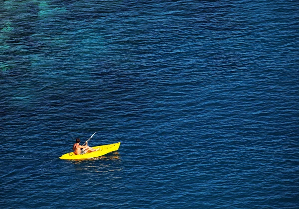 Magányos hajó az óceán — Stock Fotó
