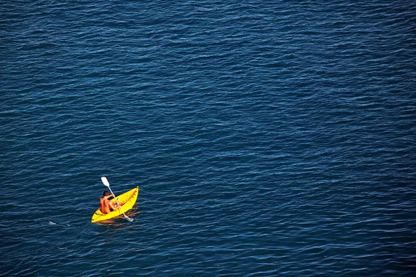 Barco no Mar da Ligúria, Cinque Terre, Itália, Europa — Fotografia de Stock