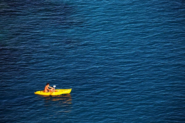 Ligurian 바다에 외로운 배 — 스톡 사진
