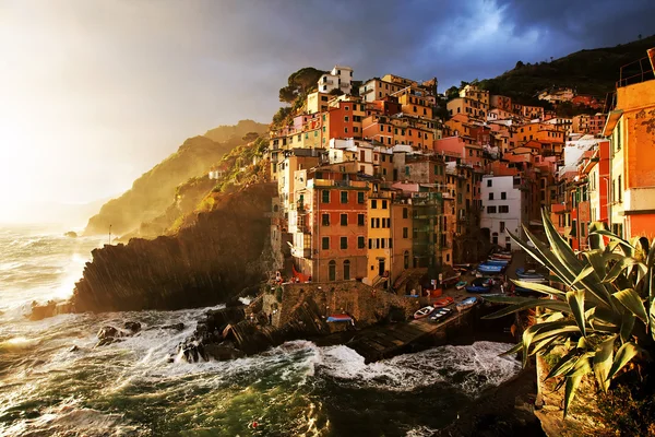 Luz del atardecer sobre Riomaggiore Village, Cinque Terre, Italia —  Fotos de Stock