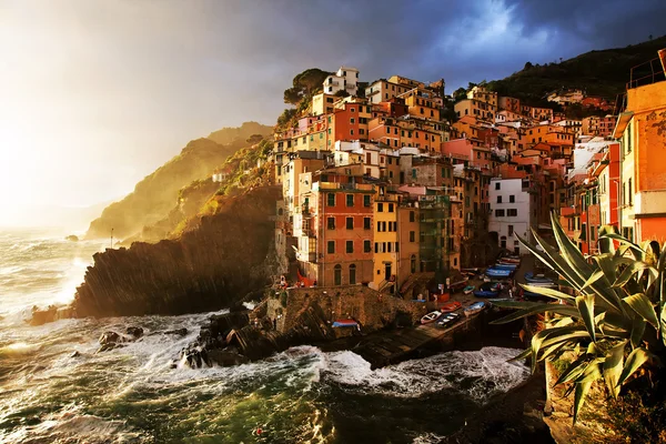 Sunset light over Riomaggiore Village, Cinque Terre, Itália — Fotografia de Stock