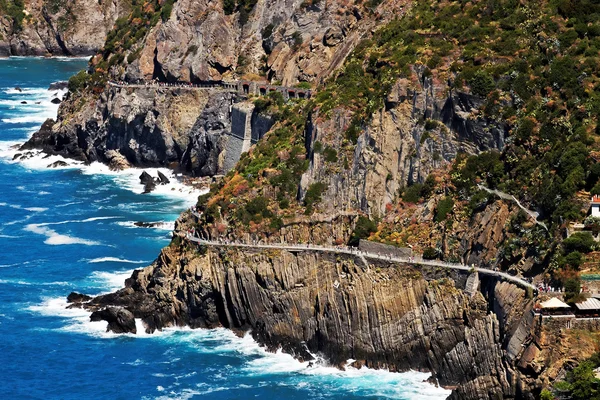 Via del amore ve manarola köyünün havadan görünümü — Stok fotoğraf