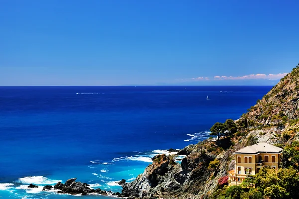 Schöner strand mit blick auf das mediterrane in levanto in italien — Stockfoto