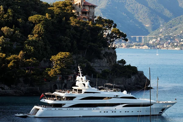 Boote in portofino dorf, ligurische küste, italien — Stockfoto