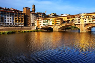 Ponte Vecchio, İtalya, Floransa 'daki Arno nehri üzerinde.