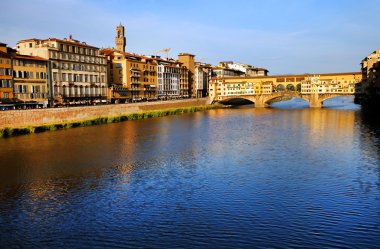 Ponte Vecchio, İtalya, Floransa 'daki Arno nehri üzerinde.