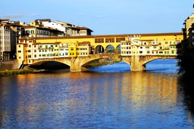 Ponte Vecchio, İtalya, Floransa 'daki Arno nehri üzerinde.