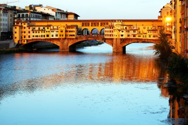 Ponte Vecchio, İtalya, Floransa 'daki Arno nehri üzerinde.