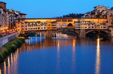 Ponte Vecchio, İtalya, Floransa 'daki Arno nehri üzerinde.