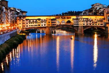 Ponte Vecchio, İtalya, Floransa 'daki Arno nehri üzerinde.