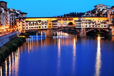 Ponte Vecchio, İtalya, Floransa 'daki Arno nehri üzerinde.