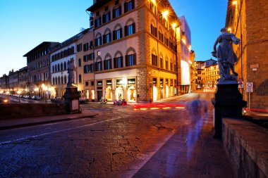 İtalya Floransa'da arno Nehri üzerinde köprü