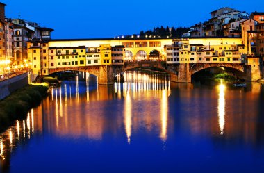 Ponte Vecchio, İtalya, Floransa 'daki Arno nehri üzerinde.