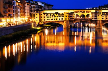 Ponte Vecchio, İtalya, Floransa 'daki Arno nehri üzerinde.