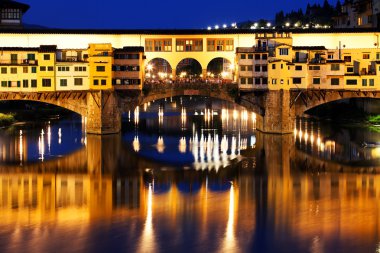 Ponte Vecchio, İtalya, Floransa 'daki Arno nehri üzerinde.