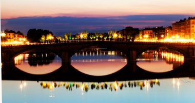 İtalya Floransa'da arno Nehri üzerinde köprü