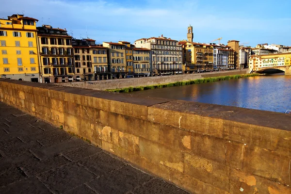 Brug over de rivier arno, florence, Italië, Europa — Stockfoto