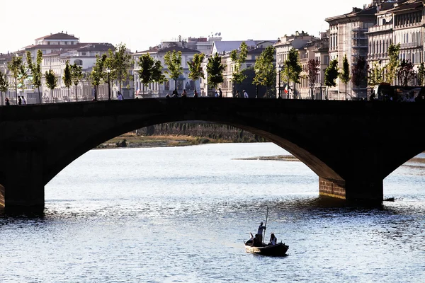 Ponte Vecchio přes řeku Arno ve Florencii, Itálie — Stock fotografie