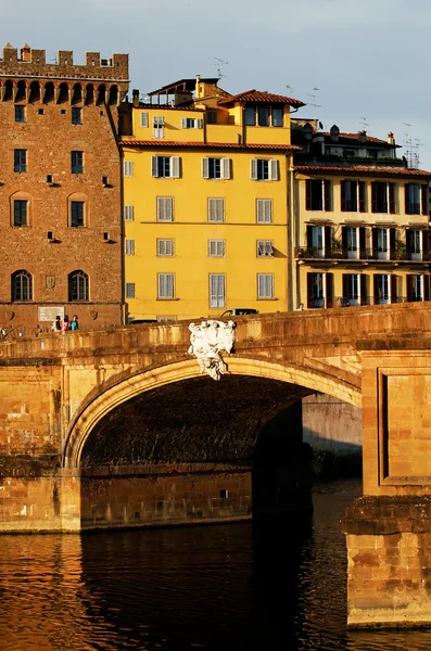 Ponte Vecchio über den Arno in Florenz, Italien — Stockfoto