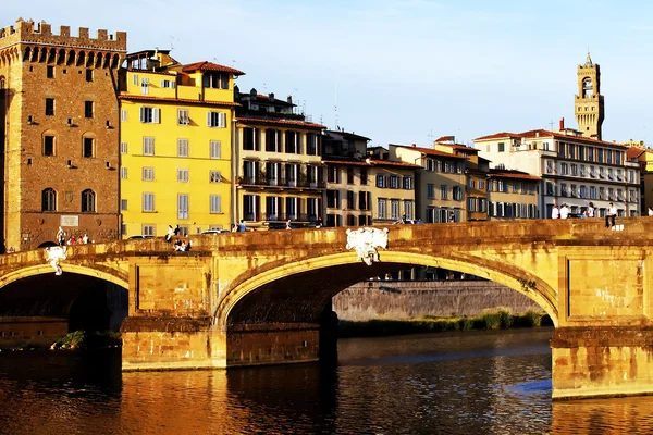 Ponte Vecchio over de rivier de Arno in Florence, Italië — Stockfoto