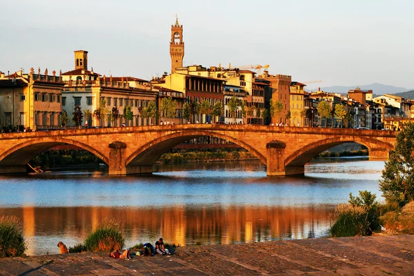 Brücke über den Fluss Arno in Florenz, Italien — Stockfoto