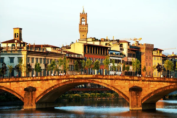 Brücke über den Fluss Arno in Florenz, Italien — Stockfoto