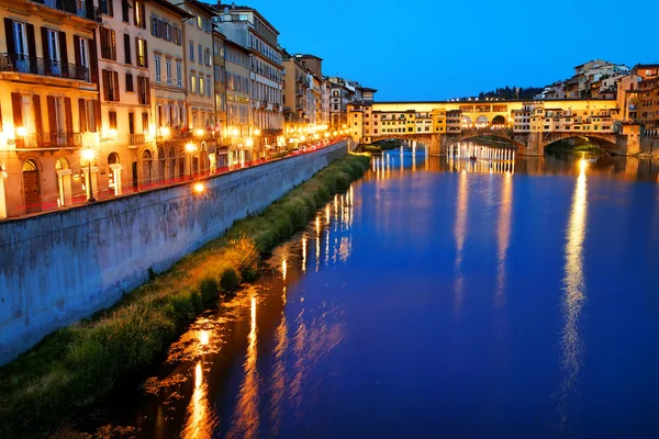 Ponte Vecchio over de rivier de Arno in Florence, Italië — Stockfoto