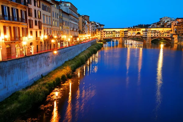 Ponte Vecchio přes řeku Arno ve Florencii, Itálie — Stock fotografie