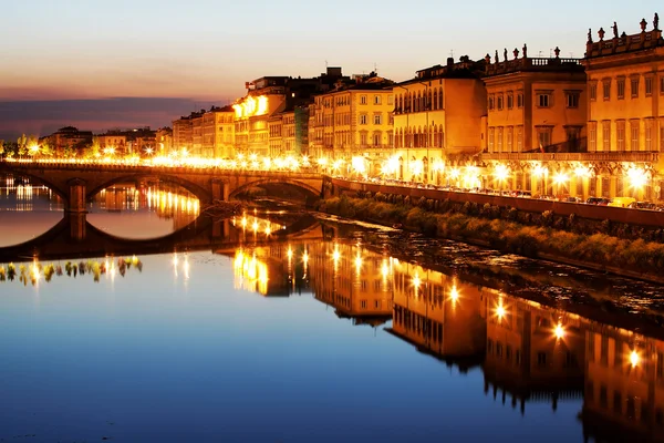 Most přes řeku arno ve Florencii, Itálie — Stock fotografie