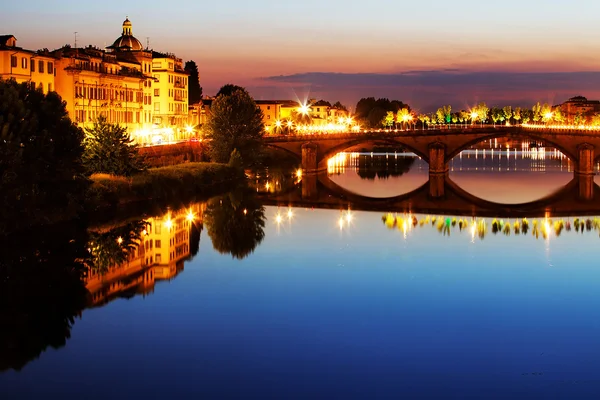 İtalya Floransa'da arno Nehri üzerinde köprü — Stok fotoğraf