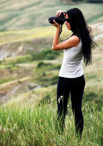 Młody brązowe włosy kobieta fotografowania — Zdjęcie stockowe