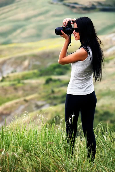 Młody brązowe włosy kobieta fotografowania — Zdjęcie stockowe