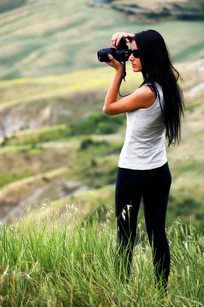 สาวผมสีน้ําตาล ผู้หญิงถ่ายรูป — ภาพถ่ายสต็อก