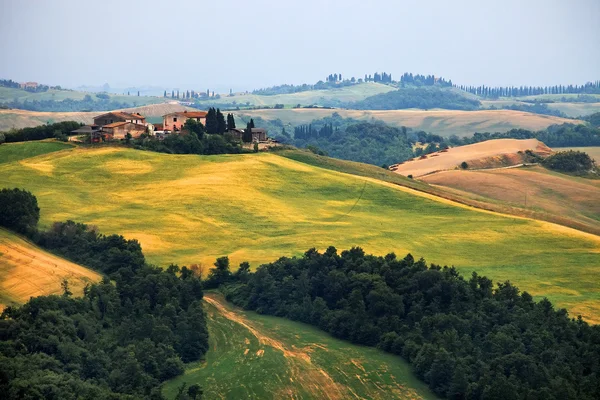 Scénický pohled na typickou toskánskou krajinu, Itálie — Stock fotografie