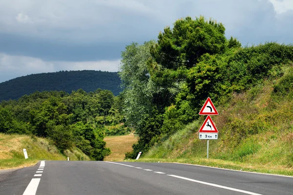 Carretera en Toscana paisaje, Italia — Foto de Stock