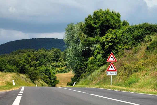 Väg i landskapet Toscana, Italien — Stockfoto