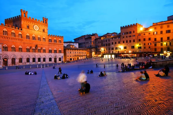 Piazza del Campo com Palazzo Pubblico, Siena, Itália — Fotografia de Stock