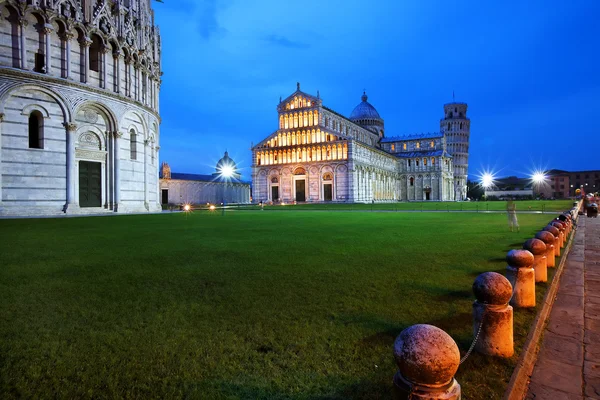 Piazza dei miracoli em Pisa, Italia, Europa — Fotografia de Stock