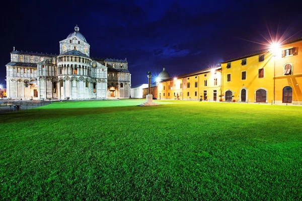 Piazza dei miracoli, med basilikan och det lutande tornet, pisa, Italien — Stockfoto