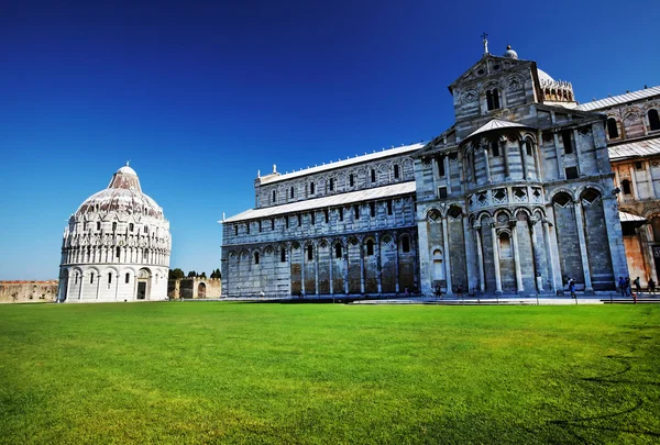 Piazza dei miracoli, com a Basílica e a Torre Inclinada, Pisa, Itália — Fotografia de Stock