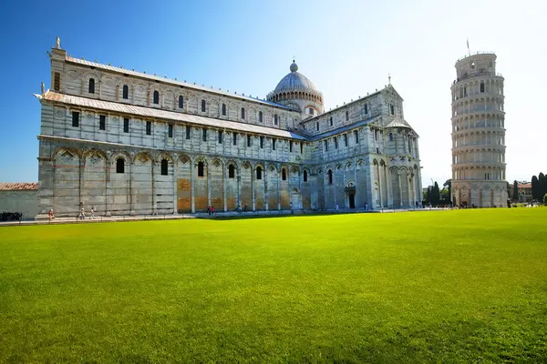 Piazza dei miracoli, com a Basílica e a Torre Inclinada, Pisa, Itália — Fotografia de Stock