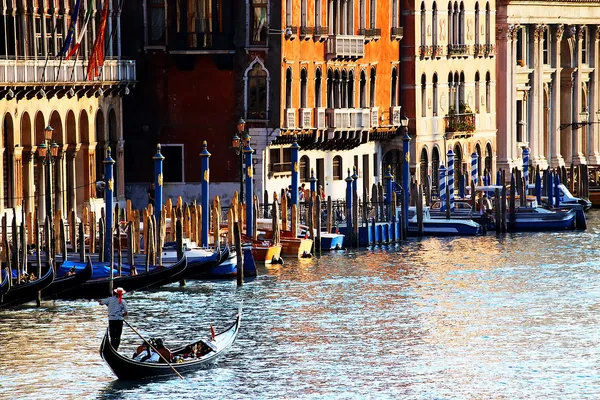 Gondolák nagy csatornán Velencében, Olaszországban — Stock Fotó