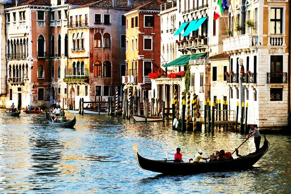 Góndolas en gran canal en Venecia, Italia —  Fotos de Stock